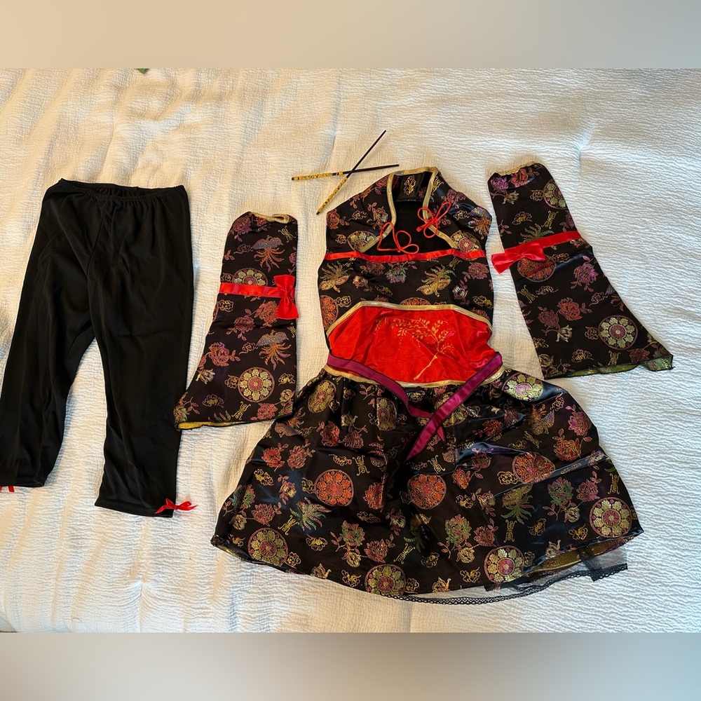 Mint condition. Little Geisha Costume . Black/ Red/ Gold trimmings .Size 5-7